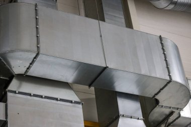 Büyük metal havalandırmalı buz hokeyi buz pisti buz tüplerinin gümüş rengi. Fotoğraf buz hokeyi sahasında çekildi..