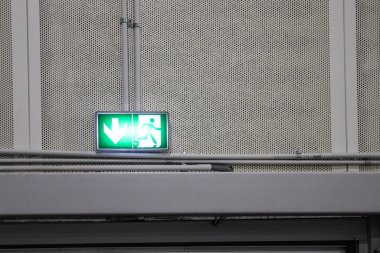 Tahliye için yeşil kapı çıkış logosu ışığı. Fotoğraf kapalı alanda çekildi..