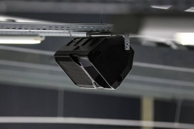 Buz hokeyi sahası hoparlörü tavana yakın asılı. Fotoğraf, kapalı bir buz hokeyi sahasında çekildi..