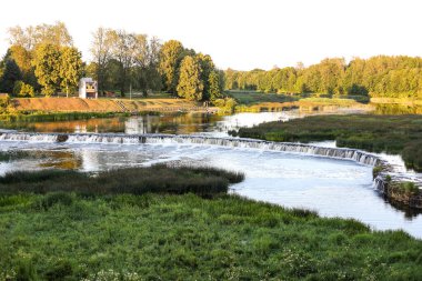 Venta Nehri ile manzara manzarası Avrupa 'nın en geniş ve hızlı akışı. Fotoğraf gün batımının son safhasında çekildi. Gökyüzü açık, yaz.