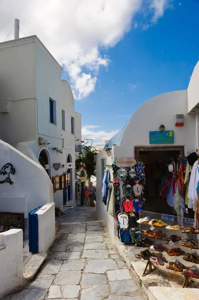 Santorini Adası, Yunanistan. Beyaz ve mavi evler. Turistler için küçük bir dükkan. Yüksek kalite fotoğraf