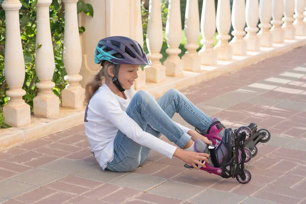 Kid Wearing Rollers Child Helmet Rollers Pretty Little Girl Learning – stockfoto