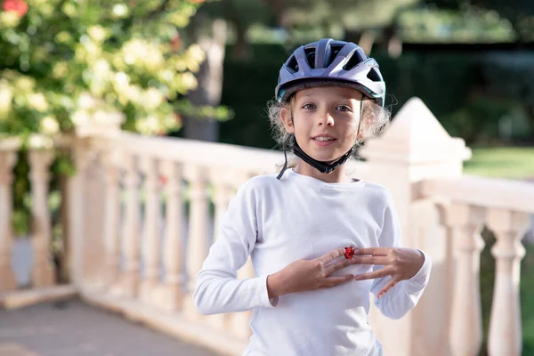 Child Helmet Rollers Pretty Little Girl Learning Roller Skate Outdoors – stockfoto