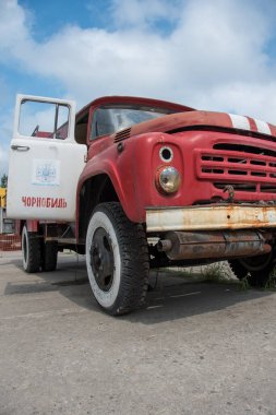 Paslı eski araçlar, Rossokha radyoaktif araç mezarlığı Çernobil, Ukrayna 'da Julia 4 2021. Yüksek kalite fotoğraf