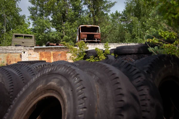 Wysypisko Starych Zardzewiałych Pojazdów Rossokha Radioaktywnych Pojazdów Cmentarz Czarnobylu Ukraina — Zdjęcie stockowe
