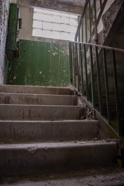 Çernobil radyoaktif yasaklama bölgesindeki terk edilmiş bir evin içinde kırık camlı paslı pencereler görülüyor. Yüksek kalite fotoğraf