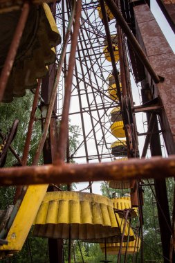 Pripyat 'ın hayalet kasabasında eski dönme dolap. Çernobil nükleer santralindeki kazanın sonuçları. - Evet. Yüksek kalite fotoğraf