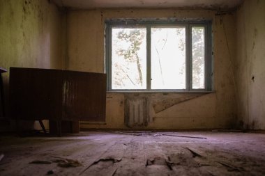 Çernobil radyoaktif yasaklama bölgesindeki terk edilmiş bir evin içinde kırık camlı paslı pencereler görülüyor. Yüksek kalite fotoğraf