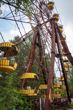 Pripyat 'ın hayalet kasabasında eski dönme dolap. Çernobil nükleer santralindeki kazanın sonuçları. - Evet. Yüksek kalite fotoğraf