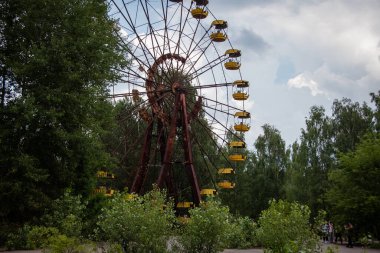 Pripyat 'ın hayalet kasabasında eski dönme dolap. Çernobil nükleer santralindeki kazanın sonuçları. - Evet. Yüksek kalite fotoğraf