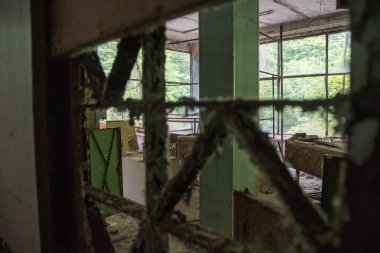 Dükkan Çernobil 'dir. Çernobil 'de radyoaktif araç mezarlığı, yaz mevsimi Ukrayna' nın Yasak Bölgesi, Julia 4 2021. Yüksek kalite fotoğraf