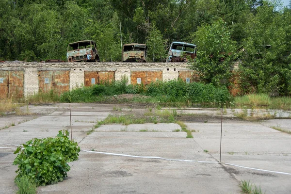 Dump Rusty Old Vehicles Rossokha Radioactive Vehicles Graveyard Chernobyl Ukraine — Stock Photo, Image