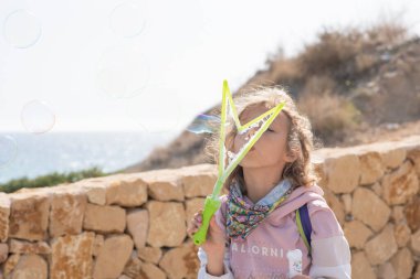 Kız baloncuk çıkarıyor. Yüksek kalite fotoğraf