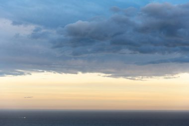 Fırtınalı kara bulutlar. Gök gürültülü. Yağmurlu bir hava. Yüksek kalite fotoğraf
