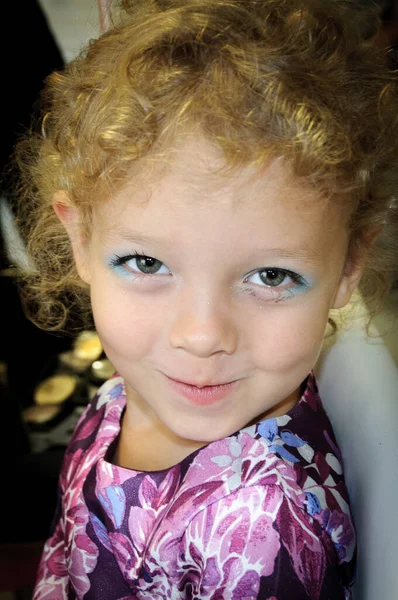 Kız Saçını Yaptırdı Yüzünü Boyattı Bebek Makyajı Yüksek Kalite Fotoğraf — Stok fotoğraf
