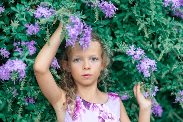 Flickan Semestern Lila Klänning Vid Busken Med Lila Blommor Högkvalitativt — Stockfoto
