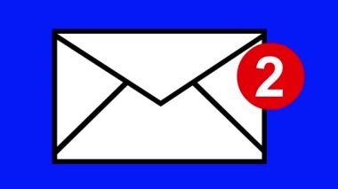 Mavi krom anahtar arkaplan üzerinde beş metin mesajı uyarısı içeren zarf simgesi canlandırması