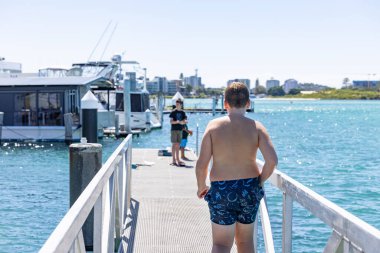 Avustralya 'daki Tuncurry' de insanlar iskelede.