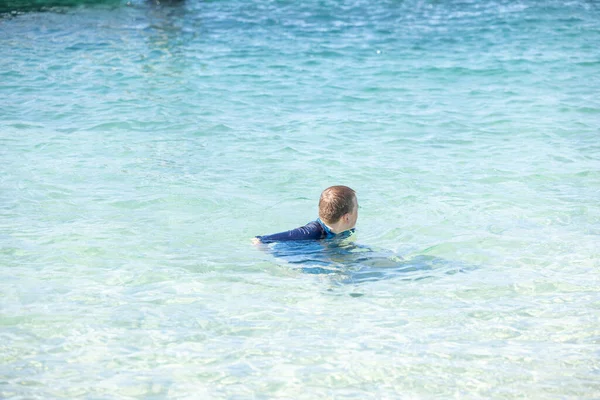 Niño Nadando Agua Azul Translúcida Playa — Foto de Stock