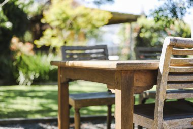 Güzel bir bahar gününde sakin bir bahçe.