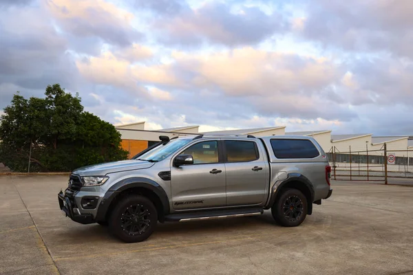 Brisbane QLD Avustralya: 18 Mart 2023 Yolcu uçağıyla sanayi bölgesinde Gümüş Ford Ranger