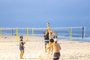 Sörfçüler Paradise QLD Avustralya: 9 Mart 2023: Kumsalda voleybol müsabakası