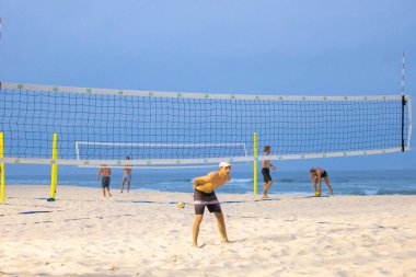 Sörfçüler Paradise QLD Avustralya: 9 Mart 2023: Kumsalda voleybol müsabakası