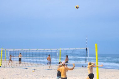 Sörfçüler Paradise QLD Avustralya: 9 Mart 2023: Kumsalda voleybol müsabakası