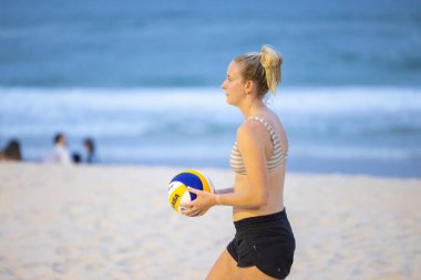 Sörfçüler Paradise QLD Avustralya: 9 Mart 2023: Kumsalda voleybol müsabakası