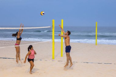 Sörfçüler Paradise QLD Avustralya: 9 Mart 2023: Kumsalda voleybol müsabakası