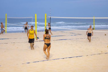 Sörfçüler Paradise QLD Avustralya: 9 Mart 2023: Kumsalda voleybol müsabakası