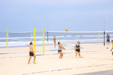 Sörfçüler Paradise QLD Avustralya: 9 Mart 2023: Kumsalda voleybol müsabakası