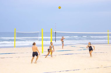 Sörfçüler Paradise QLD Avustralya: 9 Mart 2023: Kumsalda voleybol müsabakası
