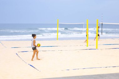 Sörfçüler Paradise QLD Avustralya: 9 Mart 2023: Kumsalda voleybol müsabakası