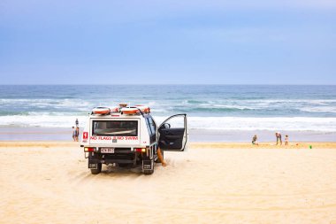 Sörfçüler Paradise QLD Avustralya: 9 Mart 2023: Main Beach 'te cankurtaran aracı, Sörfçüler Paradise Gold Coast Avustralya