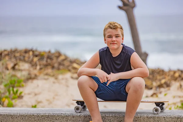 Adolescente Sentado Una Tabla Skate Explanada Main Beach Surfers Paradise —  Fotos de Stock
