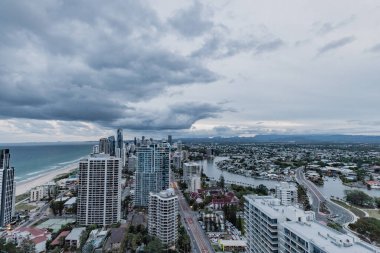 Sörfçüler Paradise QLD Avustralya: 3 Mart 2023 - Broadbeach 'e doğru güneye bakan altın sahil şehri