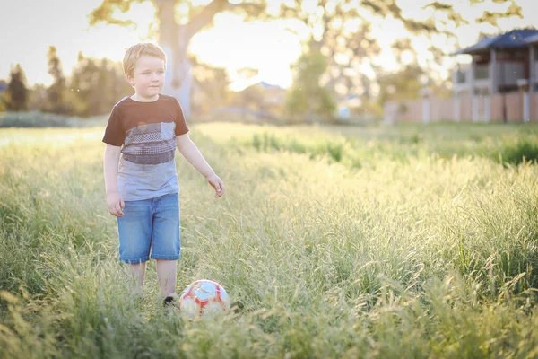 Niño Años Jugando Fútbol Hierba Larga Parque Diversión Aire Libre —  Fotos de Stock