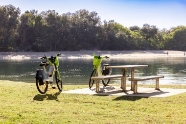 Altın Sahil, Queensland Avustralya - 19 Haziran 2023: Uber Lime gezisi Palm Beach 'te park edilmiş bisikletleri paylaştı. Kamu kullanımı için yeni tarz yeşil elektrikli bisikletler.