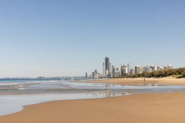 Gold Coast 'taki Main Beach' in altın kumu, Sörfçülerin Cennet Turizmi 'nin varış noktası olan şehrin ufuk çizgisi. Sahilin aşağısındaki Southport 'tan görüntü