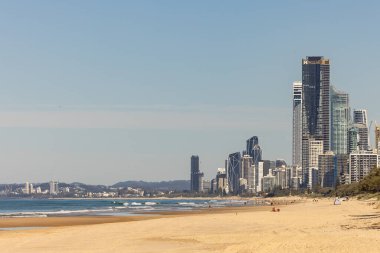 Gold Coast 'taki Main Beach' in altın kumu, Sörfçülerin Cennet Turizmi 'nin varış noktası olan şehrin ufuk çizgisi. Sahilin aşağısındaki Southport 'tan görüntü