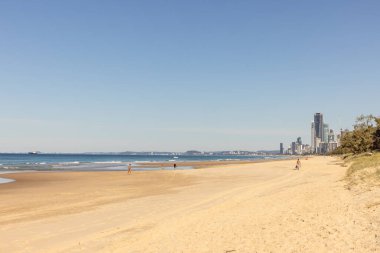 Gold Coast 'taki Main Beach' in altın kumu, Sörfçülerin Cennet Turizmi 'nin varış noktası olan şehrin ufuk çizgisi. Sahilin aşağısındaki Southport 'tan görüntü