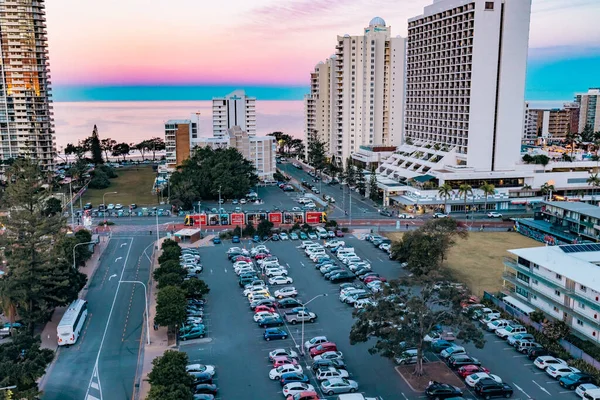 Sörfçüler Paradise QLD Avustralya - 9 Temmuz 2023: Yüksek binalar, apartmanlar ve günbatımında canlı renkli gökyüzü ile Gold Coast şehir siluetini oluşturan lüks oteller