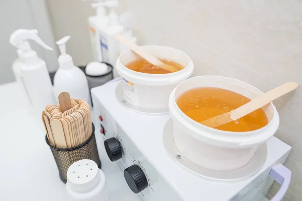 Plastic Bucket Sugar Paste Shugaring Concept Shugaring Cosmetology — Stock Photo, Image