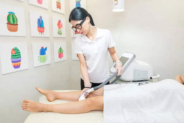Haarverwijdering Benen Laserbehandeling Kliniek Mooie Gladde Vrouwelijke Benen Schoonheidssalon Spa — Stockfoto