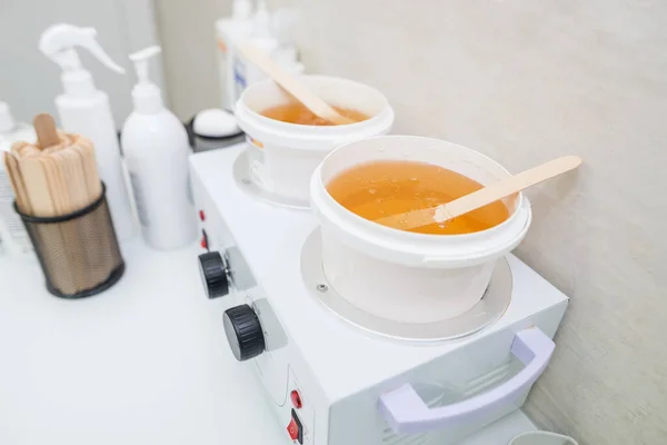 stock image Plastic bucket with sugar paste for shugaring. The concept of shugaring, cosmetology.