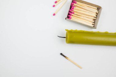 Elektrik yok. Yakından kibritle mumla