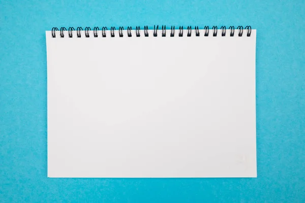 隔離された青の背景に空白の白いメモ帳の写真 コピースペース — ストック写真