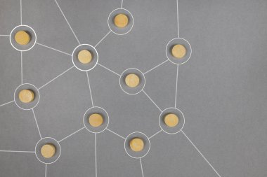 İş süreçlerini ve akış çizelgelerini otomatik hale getir. ahşap küp blok, işleme yönetimi düzenleniyor