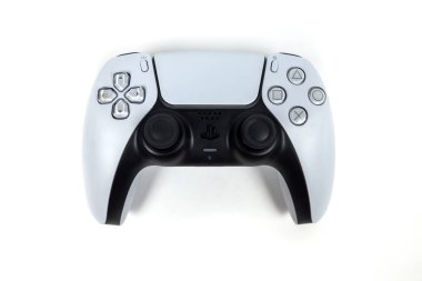 Kyiv, Ukrayna - 11 Kasım 2022. Sony 'den yeni bir ürünün sunumu, beyaz arkaplan üzerinde beyaz kablosuz PlayStation 5 oyun alanı.